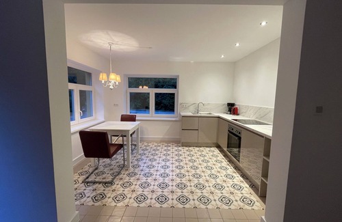 Halle Apartment | Helle Frisch Renovierte Ferienwohnung