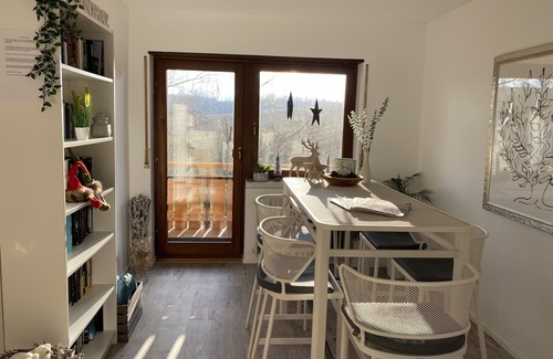 Horrenberg Apartment | Helles, modernes Doppelzimmer mit zwei Einzelbetten, Flachbild-TV, WLAN