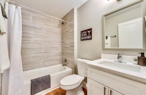 Old East Dallas Apartment | Hello Gorgeous Flat near Downtown!
