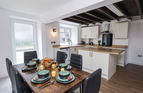 Thornton Dale Cottage | HEMDIN COTTAGE, pet friendly, with a garden in Thornton Dale