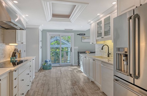 Bay Isle House | Hemingway House – Serene Siesta Key Getaway with Heated Pool, Pizza Oven & Steps from Shell Beach