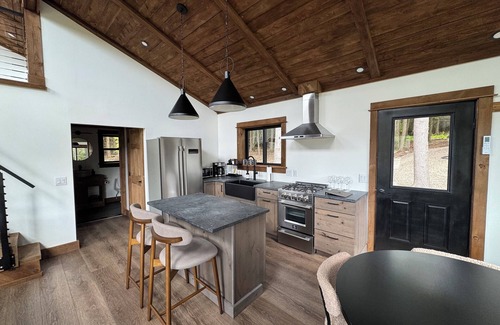 Otego Cabin | Hemlock Hideaway – Luxury Cabin - Romantic & Remote Getaway in Upstate, NY