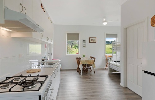 Central Tilba Cabin | Henkley Cottage 1 - Isaiah