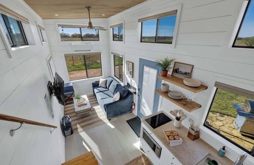 Fredericksburg House | Henley-Tiny Home-HotTub-Firepit