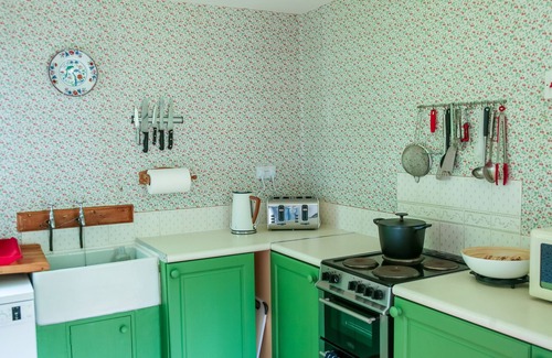 Felindre Farchog Cottage | HENLLYS LODGE, pet friendly, with open fire in Newport, Pembrokeshire