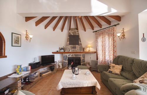 La Empedrola Villa | Heno- sea view, large house, private pool!