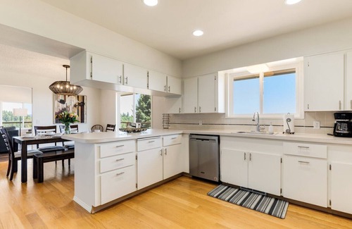 Dundee House | Henry's Hideout - Four King Bedroom Home Overlooking World Class Vineyards