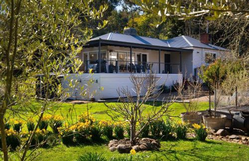 Hepburn Springs House | Hepburn Springs Retreat- stylish & light-filled