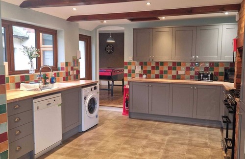 Hereford House | HEREFORD – Falcon House: Spacious 5-Bed with Games Room, Sleeps 14