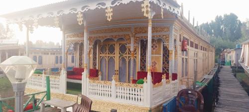 Dal Lake Boat Rental | heritage geneva house boat