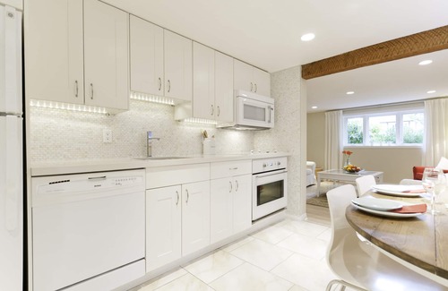 Kitsilano Apartment | Heritage suite in central Kitsilano close to everything