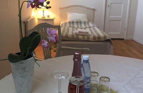Gunnebo Bed & Breakfast | Herrgårds Hotell gyllene Hästen