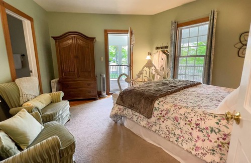Pentwater Bed & Breakfast | Hexagon House Bed and Breakfast - Garden Room