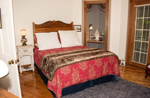 Pentwater Bed & Breakfast | Hexagon House Bed and Breakfast - Homestead Room