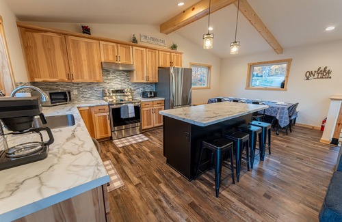 Wetmore House | Hiawatha Snow'd Inn: Fall Colors and Lakeside Comfort Awaits
