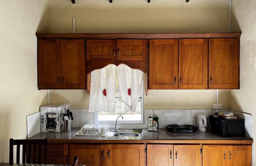 Calvigny Cottage | Hibiscus Cottage Cheerful Home