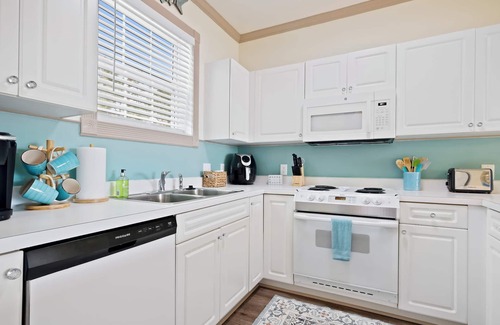 Little River Condo | HIBISCUS HAVEN - Little River - Cute 2B/2B Condo w Pool - 90+ Day Midterm Rental