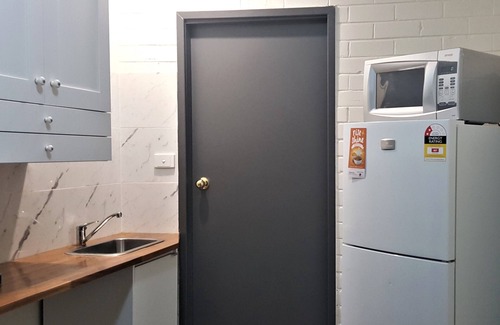Budgewoi Hotel | Hibiscus Lakeside Motel