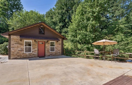 Hickory Apartment | Hickory Hideaway Patio Paradise with Community Pool