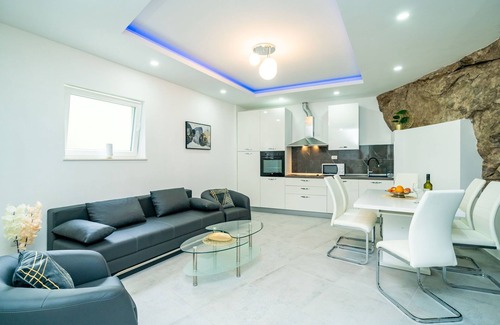 Molunat Apartment | Hidden Gem Apartment - Two Bedroom Apartment with Terrace and Sea View