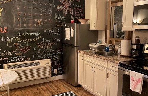 Boyd Tavern Apartment | HIDDEN GEM BARN STUDIO WITH A VIEW near Monticello, wineries, with pool
