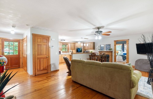 Turners House | Hidden Gem & Cozy Cabin Retreat: TWO HOMES, SAME PROPERTY