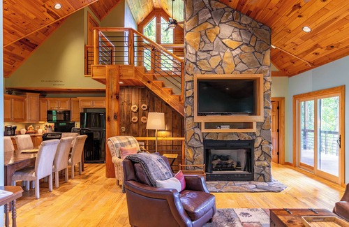 Lenoir Cabin | Hidden Hideaway - views, privacy, dogs welcome, hot tub