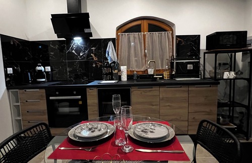 Chelles Bed & Breakfast | Hidden Love with private Jacuzzi!