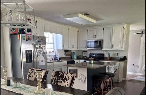 Broxton House | Hidden Paradise tucked away with pool side amenities