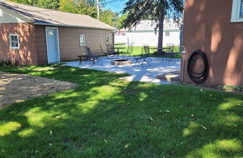 Guttenberg House | Hidden right in the middle of town, sleeps 8 and close to river!