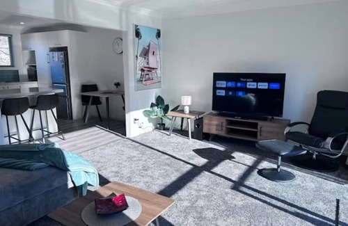 Invercargill Apartment | Hide away from the world, apartment style, on Dee!