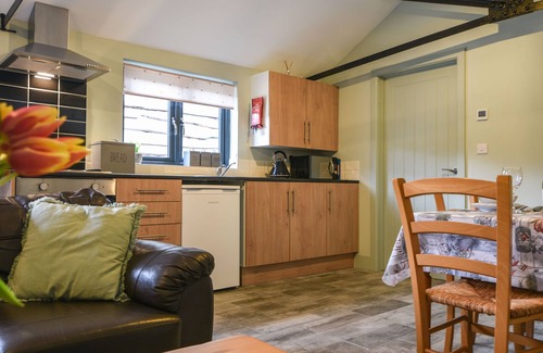 Raymonds Hill Cottage | HIDEAWAY AT COOMB BANK FARM, pet friendly in Raymond's Hill