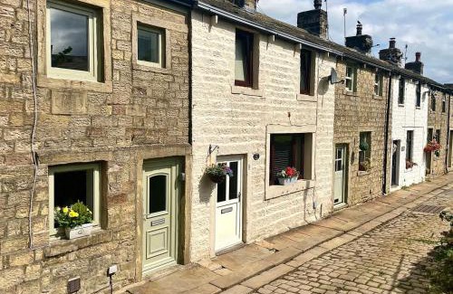 Barnoldswick House | Hideaway Cottage