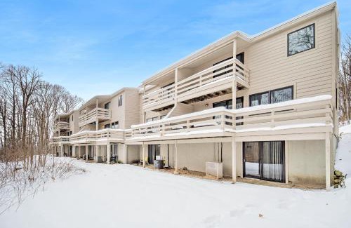 Harbor Springs Apartment | Hideaway Valley Condo 36