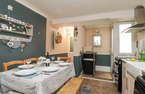Swanage House | HIGGLEDY PIGGLEDY COTTAGE, pet friendly, with a garden in Swanage