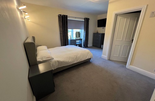 Pontyclun Hotel | High Corner Hotel