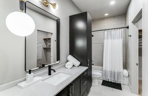 Cityplace Apartment | High Design 1-Bed West Village