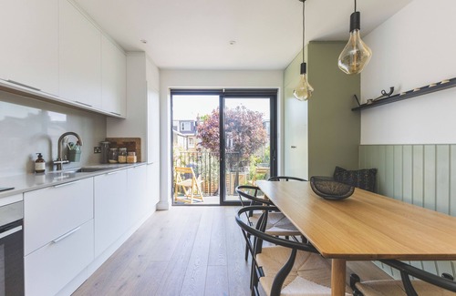Mortlake Apartment | High-End 2BR/2BA with Private Outdoor Space