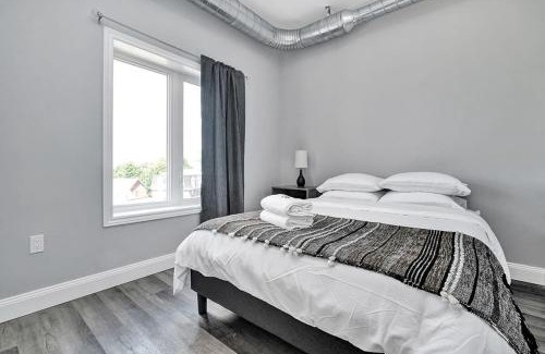 Sunnyside House | High-end condo downtown Kingston near RMC Queens