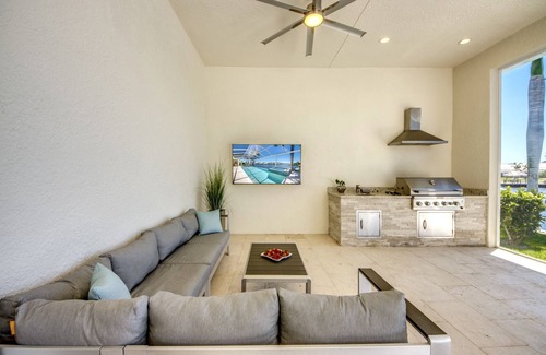 Pelican Villa | High-end modern villa, infinity pool/hot tub fantastic water view, pool table