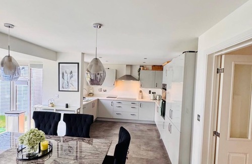 Ebbsfleet Valley House | High end Spacious 4 Bedroom - free parking and free WiFi/Big Garden