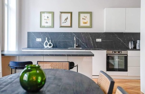 Neubau Apartment | High-End Suite Centrally Located