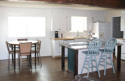 Lubbock House | High Plains Hideaway-Cozy and convenient to TTU, LCU, Medical District and more!
