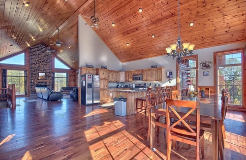 Laurelville Cabin | High Point Retreat! Large open concept. Great for family gatherings!