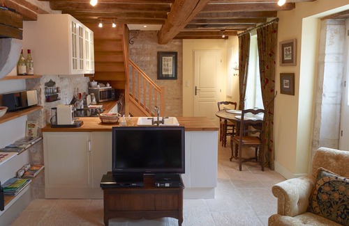 Meursault Apartment | High Quality 17thc charming Cottage, Meursault village, sleeps 2