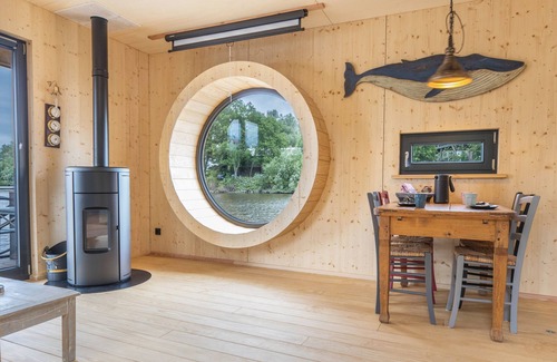 Neuland Boat Rental | High-quality, comfortable houseboat Diva