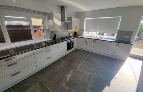 Coombe Vale House | High Spec Large 6 Bedroom House