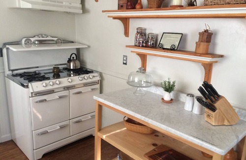 Historic Downtown District Cottage | High Street Cottage Artists' Garden Cottage Clean & Beautiful