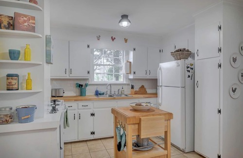 Batesville Cottage | High Street | Walk to Everything Crozet | Pet-Friendly