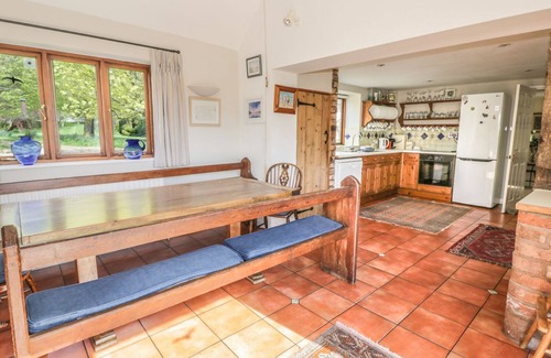 Stratford-upon-Avon Cottage | HIGHCROFT, pet friendly, with open fire in Stratford-Upon-Avon
